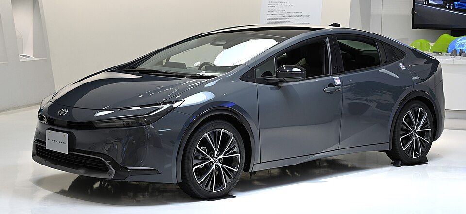 The Prius Z hybrid in grey: low roofline, long glasshouse.